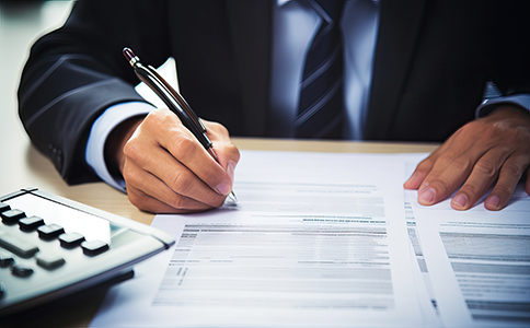 ?？诠镜刂纷兏⒁馐马?></p><h3>?？诠镜刂纷兏⒁馐马?/h3><p>在辦理過程中，圍繞“?？诠咀兏刂沸枰裁促Y料”，企業(yè)還應重點關注以下事項：</p><p>1. 新地址必須符合工商登記要求，不能使用虛假地址</p><p>2. 地址需具備商業(yè)或辦公性質(zhì)，部分住宅地址可能受限</p><p>3. 地址變更后需及時同步稅務登記信息</p><p>4. 銀行賬戶開戶地址需更新，否則影響資金業(yè)務</p><p>5. 若涉及跨區(qū)變更，流程相對復雜，需提前規(guī)劃</p><p>此外，若企業(yè)未按規(guī)定完成地址變更，可能被列入經(jīng)營異常名錄，對企業(yè)信用產(chǎn)生不良影響。因此，正確理解“?？诠咀兏刂沸枰裁促Y料”并及時辦理非常重要。</p><h3>選擇代辦機構的優(yōu)勢</h3><p>對于不熟悉流程的企業(yè)來說，委托專業(yè)機構處理“?？诠咀兏刂沸枰裁促Y料”相關事項是一個高效選擇，主要優(yōu)勢包括：</p><p>1. 節(jié)省時間成本，無需反復跑窗口</p><p>2. 專業(yè)人員指導材料準備，降低駁回風險</p><p>3. 熟悉流程，提高辦理效率</p><p>4. 提供一站式服務(工商+稅務+銀行)</p><p>5. 避免因操作不當帶來的后續(xù)問題</p><p>像?？阢茣嬤@樣的專業(yè)服務機構，能夠根據(jù)企業(yè)實際情況提供針對性方案，幫助企業(yè)快速完成地址變更。</p><h3>總結</h3><p>綜上所述，“海口公司變更地址需要什么資料”主要包括營業(yè)執(zhí)照、公司章程、股東決議、新地址證明等關鍵文件，同時還需按照規(guī)范流程進行申報和審核。企業(yè)在辦理過程中，應提前準備材料、核對政策，并關注稅務及銀行等相關事項。</p><p>如果您希望高效、省心完成變更流程，建議隨時咨詢?？阢茣嫞蓪I(yè)團隊為您提供全程指導與代辦服務，助力企業(yè)順利完成地址變更，實現(xiàn)穩(wěn)健發(fā)展。</p><div   id=